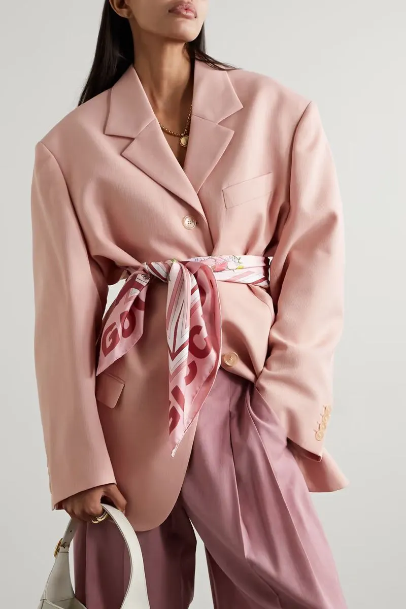 khăn lụa phối cùng blazer