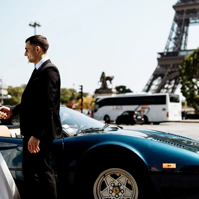 cặp vợ chồng trước tháp eiffel