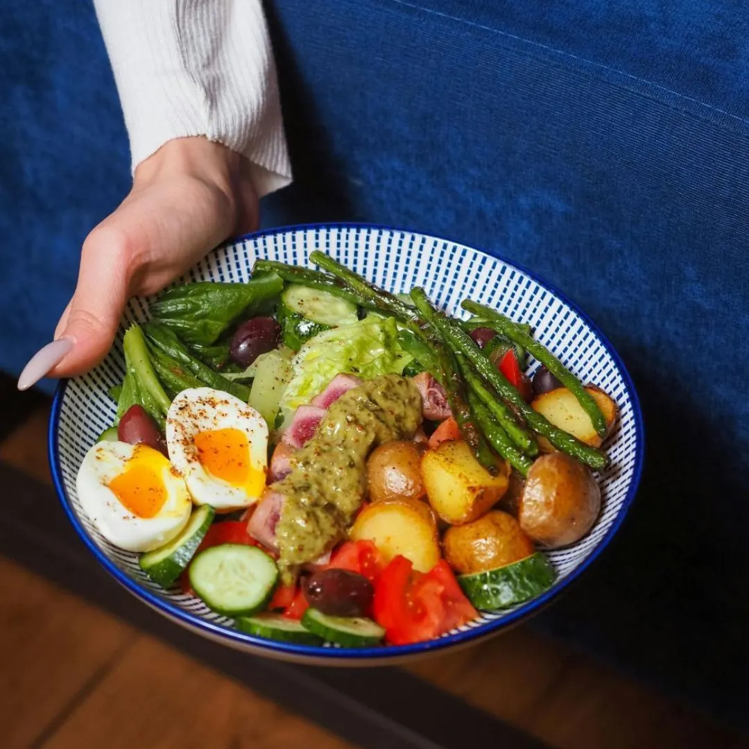 Tô salad đầy màu sắc, có trứng, rau xanh, khoai tây - chăm sóc sức khỏe mùa mưa