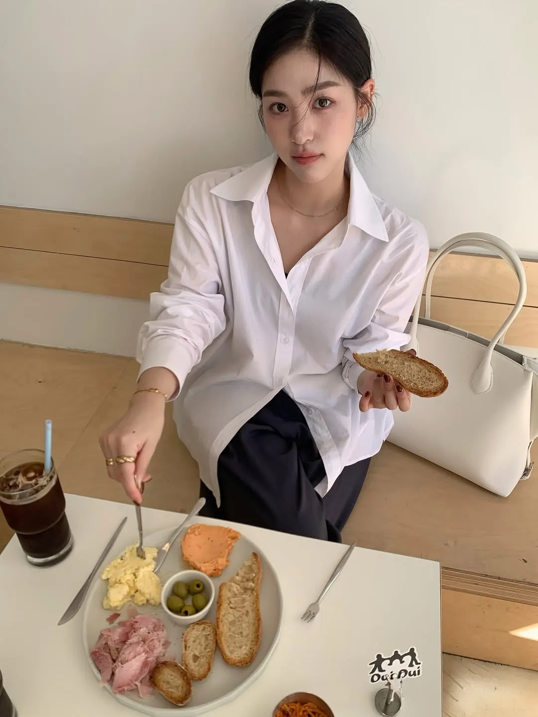 Gương mặt mộc tự tin thể hiện vẻ đẹp khỏe khoắn và tự nhiên - mẹo làm đẹp