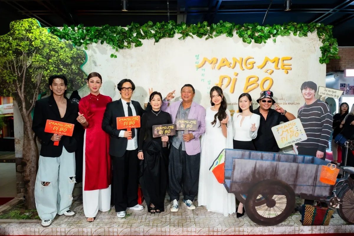 Họp báo công bố dự án phim Mang Mẹ Đi Bỏ diễn ra với sự góp mặt của dàn diễn viên gồm Hồng Đào, Tuấn Trần, Juliet Bảo Ngọc, Hải Triều, Lâm Vỹ Dạ, Vinh Râu và đạo diễn - biên kịch Mo Hong Jin