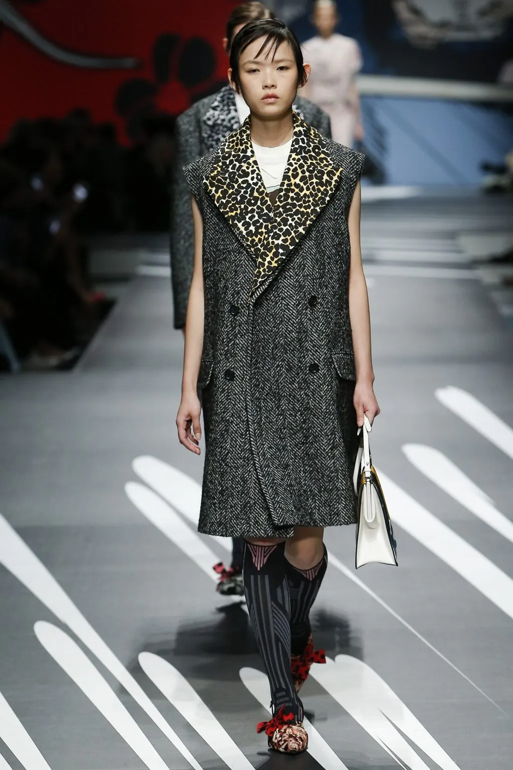 Prada Ready-to-wear Xuân 2018: Về những người phụ nữ mạnh mẽ, náo nhiệt và đầy sức quyến rũ