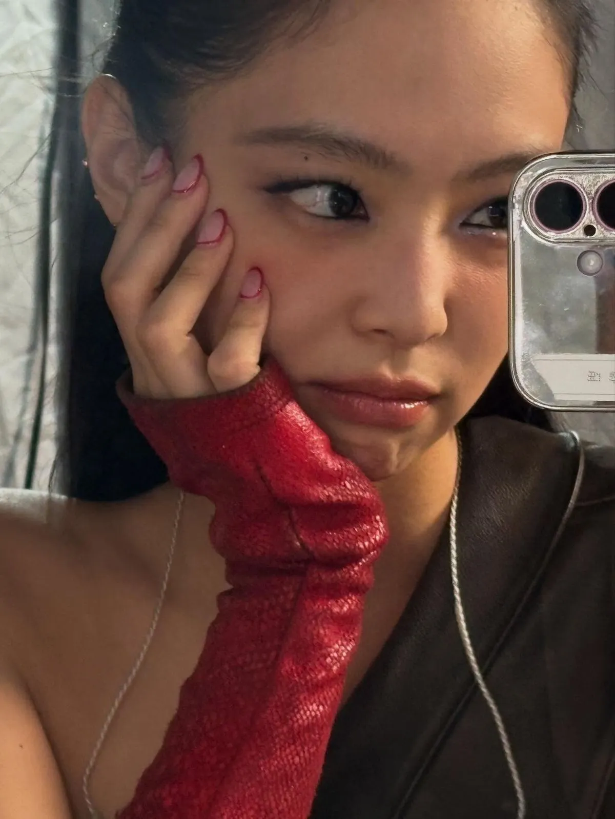Mẫu nail đỏ nền màu nude, viền màu đỏ xung quanh Jennie yêu thích