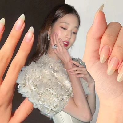 cô gái ở giữa hai bộ móng tay đẹp