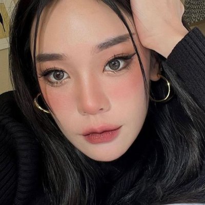 Cô gái nối mi đẹp.