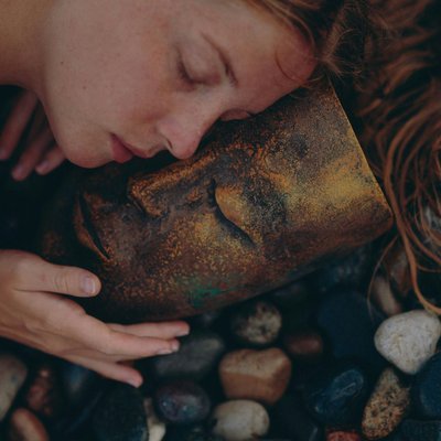 cô gái ôm mặt nạ giữ bí mật