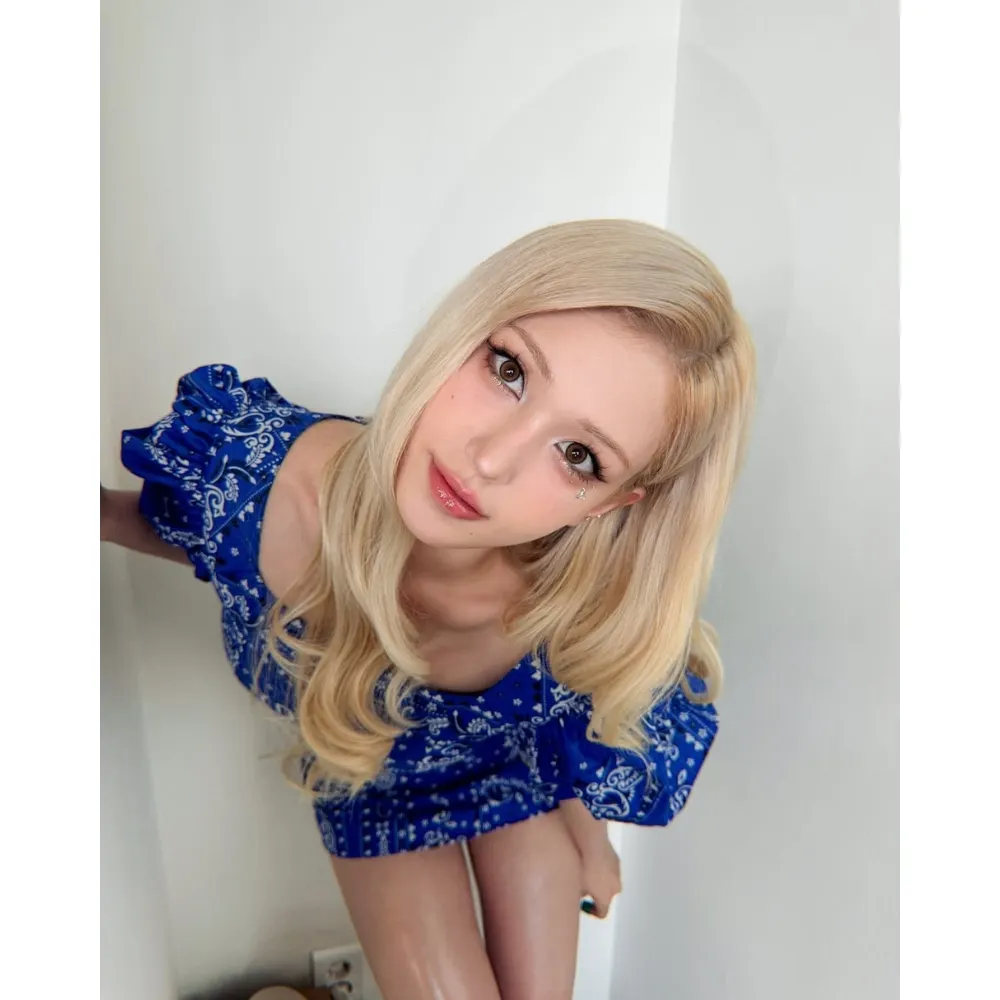 Jeon Somi đánh son bóng màu hồng nhạt.