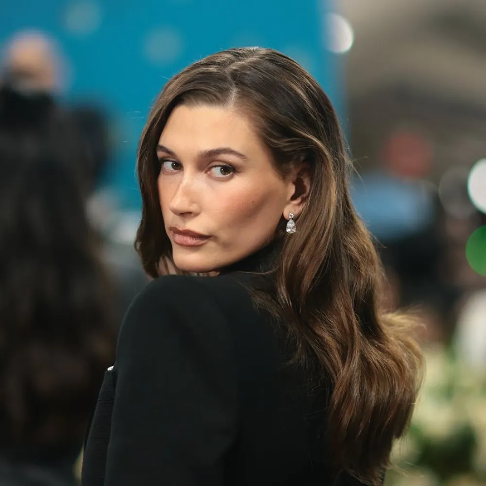 Hailey Bieber tạo dáng tại Met Gala 2025.