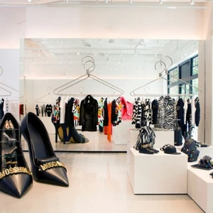 Điểm tin thời trang: Moschino bị kiện vì phân biệt chủng tộc. Tuần lễ Thời trang thuần chay đầu tiên trên thế giới được ra mắt
