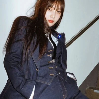 joy diện áo gile denim