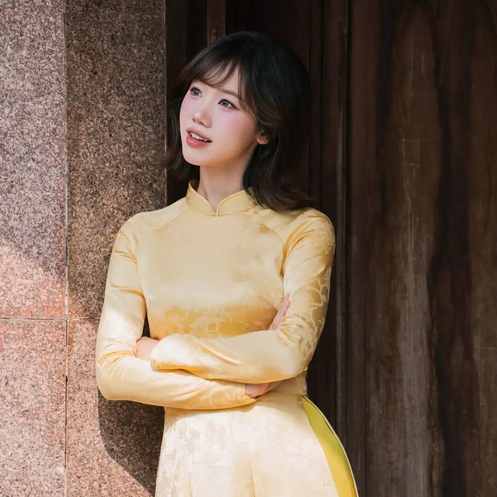 Meichan mang áo dài vàng