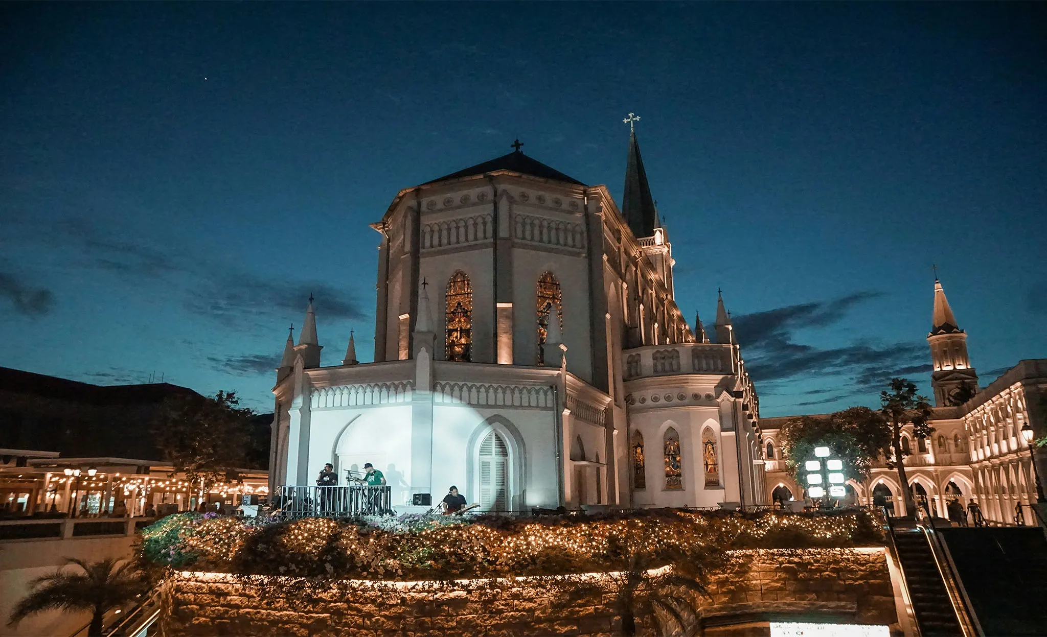 Khung cảnh Chijmes về đêm ở Singapore