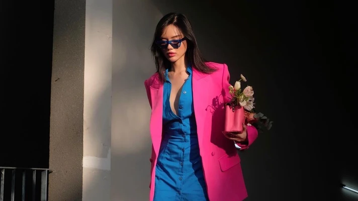 phối màu color blocking với xanh lam và hồng