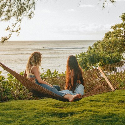 hai cô gái ngồi giao tiếp với nhau