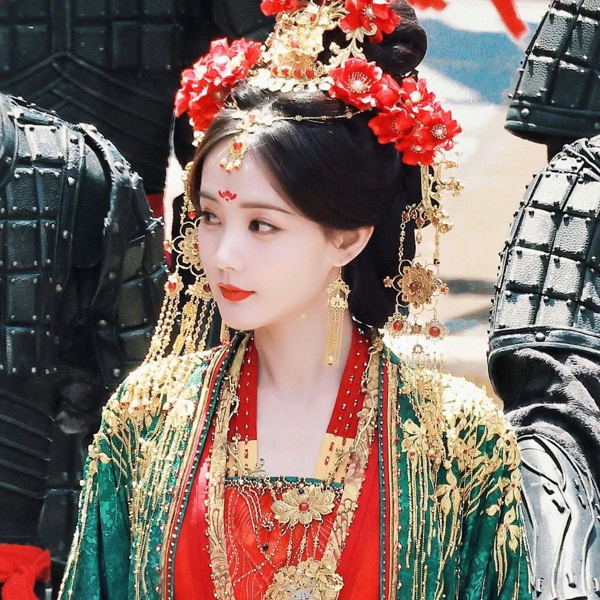 : Lý Nhất Đồng với lớp nền mỏng nhẹ, làm nổi bật làn da trắng sứ tự nhiên.