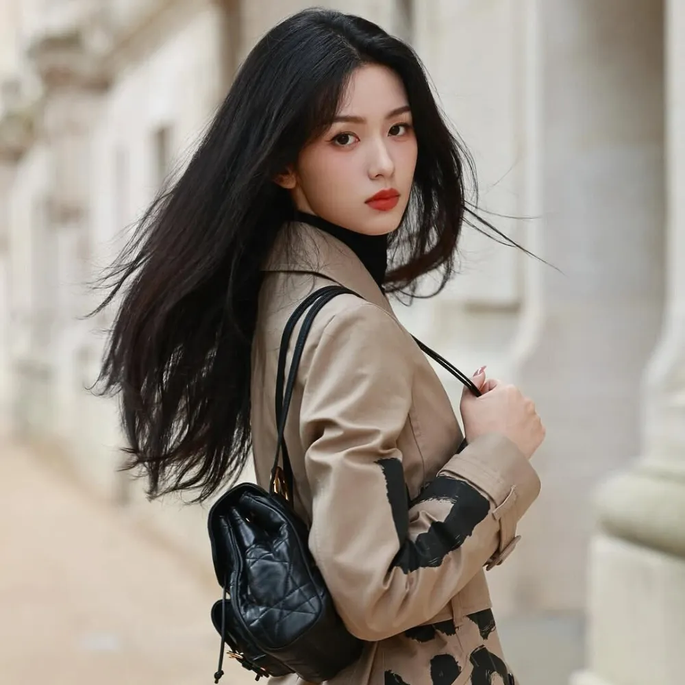 Nữ sao Hoa ngữ Châu Dã mang áo khoác nâu và đeo túi xách đen