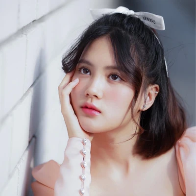 Diễn viên Minnie Phantira đặt tay lên má với lớp makeup trong trẻo.