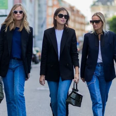 fashionista mặc quần jeans và áo khoác blazer