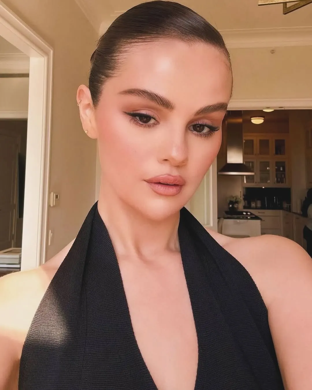 Selena Gomez trang điểm tạo khối cho mặt tròn.
