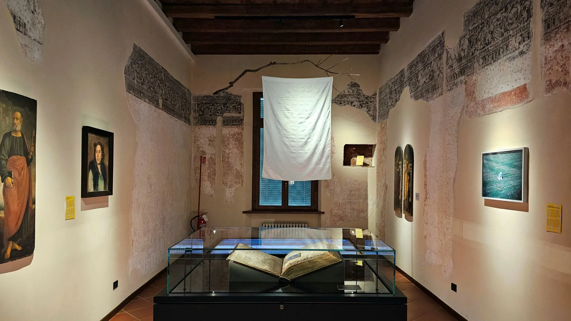 nơi trưng bày những tác phẩm cổ xưa tại thư viện Biblioteca Capitolare