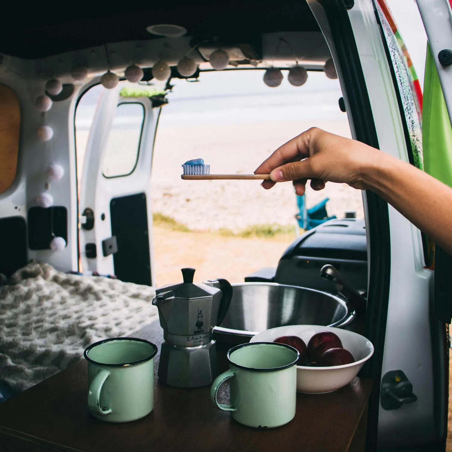 bàn chải đánh răng du lịch trên xe picnic