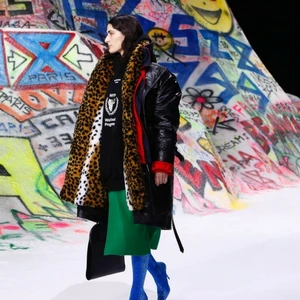 Balenciaga Thu – Đông 2018 in số điện thoại đường dây nóng lên áo sơ mi