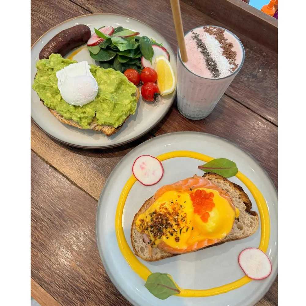 Bánh mì cá hồi sống, trứng chần và quả bơ có chứa lượng protein và chất béo lành mạnh để giảm mỡ bụng dưới.