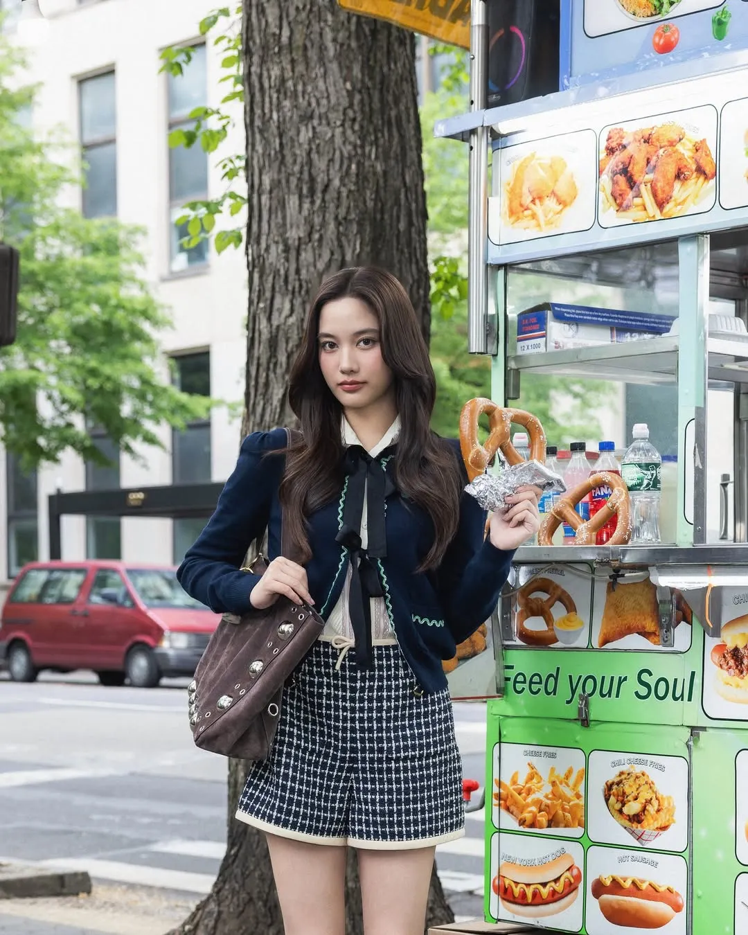 Thời trang của Freen Sarocha với những chiếc nơ