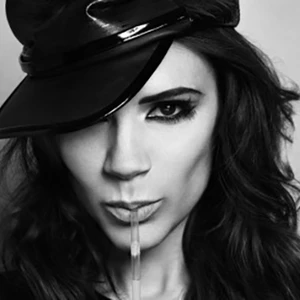 6 điều điên rồ các sao từng làm khi chăm sóc da của mình