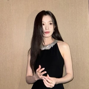 diễn viên Han Hyo-joo với mái tóc đen suôn mượt, chắc khỏe