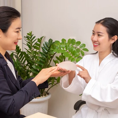bác sĩ phẫu thuật thẩm mỹ cho bệnh nhân