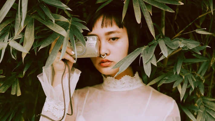 Cô gái nấp sau tán lá hiểu về sự thật trần trụi của cuộc sống