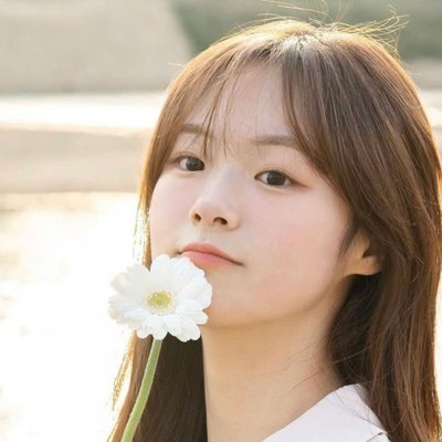 cô cái cầm hoa có màu tóc đẹp