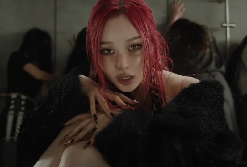 Hình ảnh Giselle (aespa) với màu tóc đỏ trong MV "Dirty Work".
