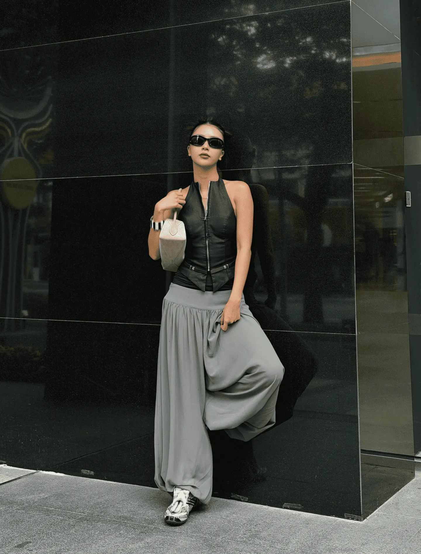 Chiếc kính dáng thể thao mà Quỳnh Anh Shyn diện là một phép cộng - giúp tăng sự sành điệu của set đồ. (Ảnh: @quynhanhshyn_)