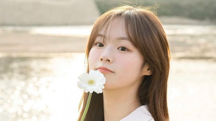 cô cái cầm hoa có màu tóc đẹp