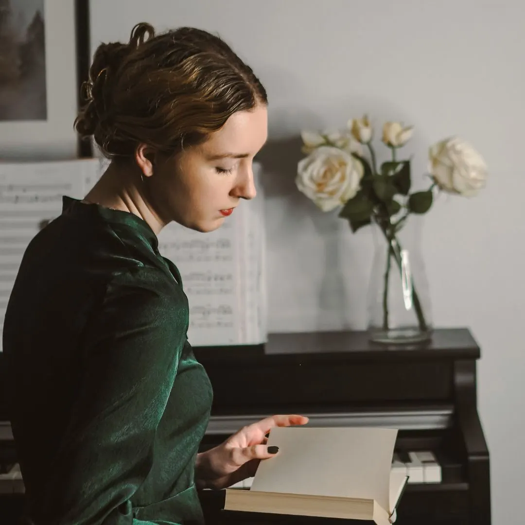 cô gái ngồi đọc sách thơ mộng trong bài trắc nghiệm