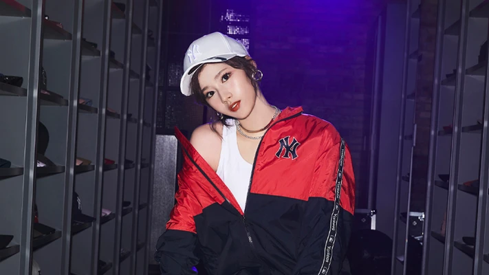 cô gái đội mũ lưỡi trai phòng tập athleisure