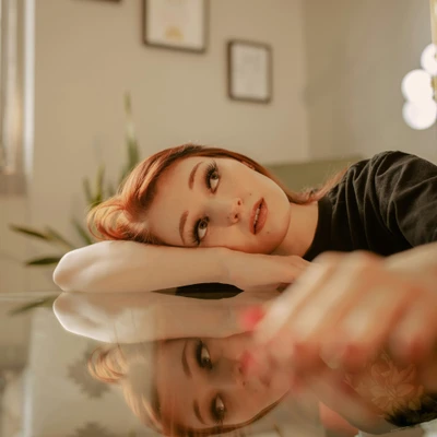 cô gái cung hoàng đạo tóc đỏ