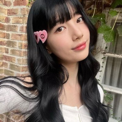 Bae Suzy selfie với mái tóc dài xoăn nhẹ cùng kẹp tóc-chế độ ăn