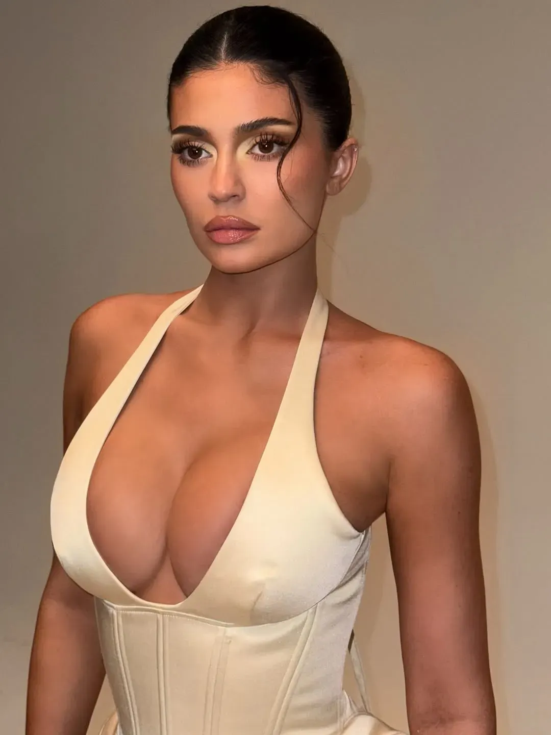 Kylie diện corset Honey Skin Corset Halterneck Top của FANCì CLUB