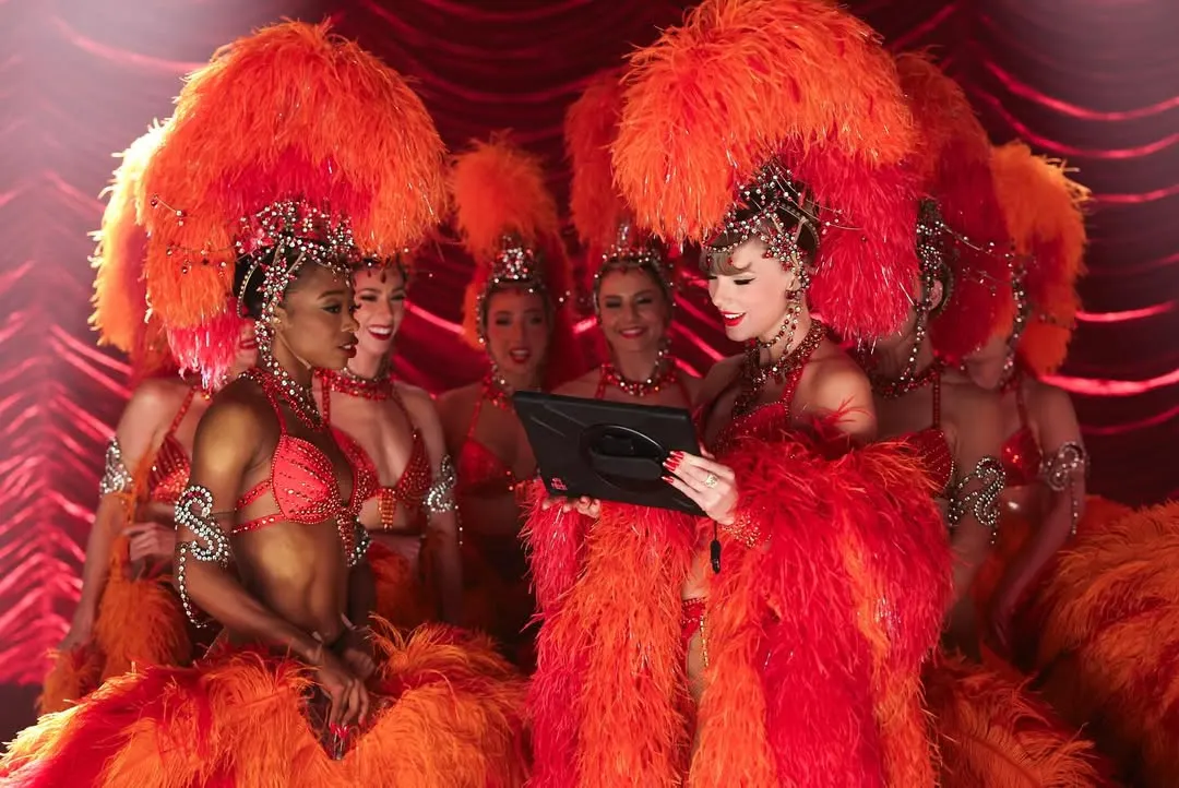 Taylor Swift diện áo lông vũ đỏ cam MV The Fate of Ophelia