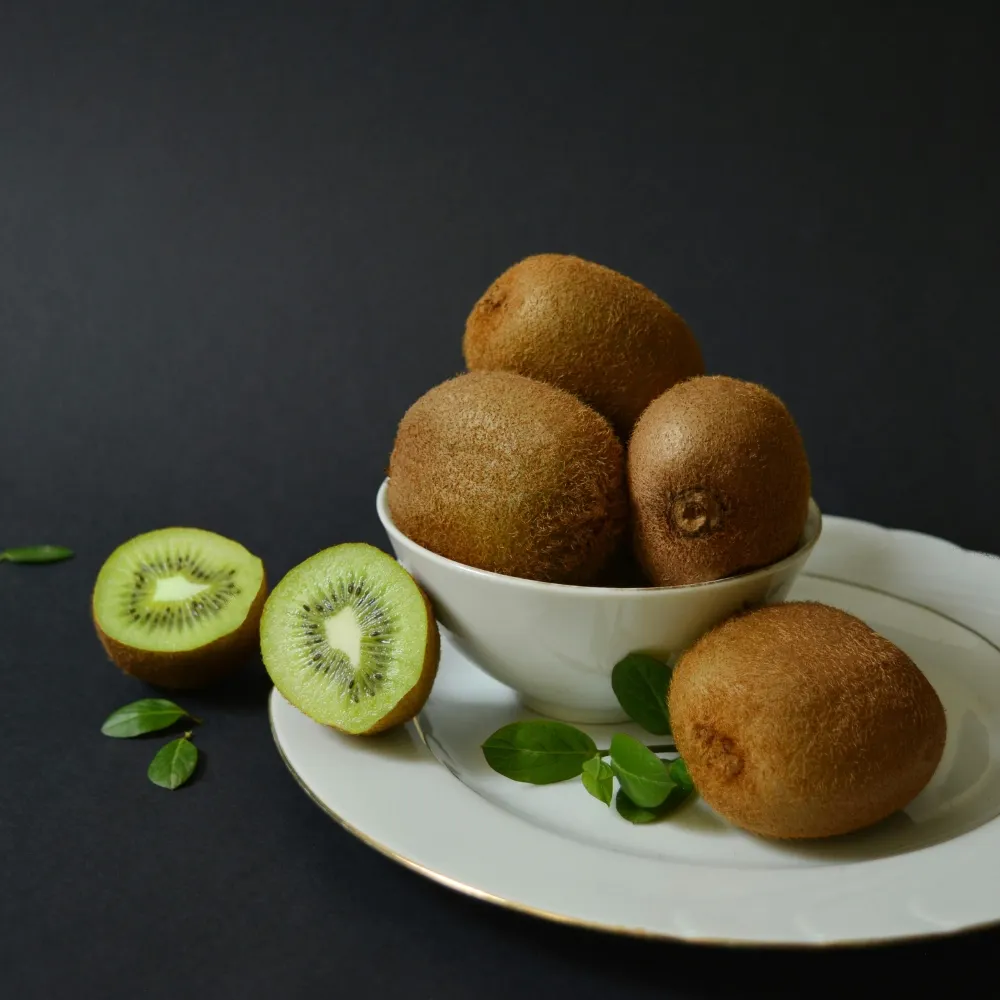 Quả kiwi nguyên trái và được bổ đôi.