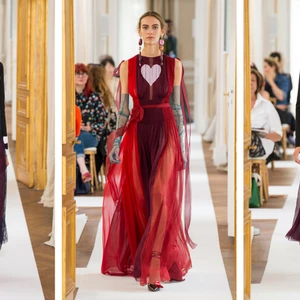 Thời trang Haute Couture bay bổng và lãng mạn như Schiaparelli Thu-Đông 17/18