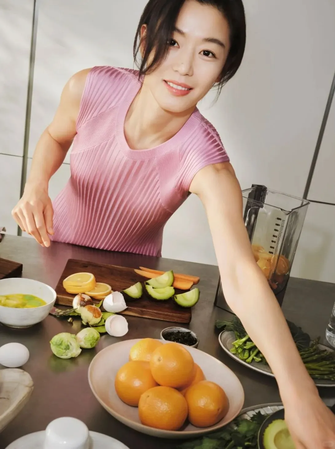 Jun Ji Hyun đang chuẩn bị bữa ăn eat clean - bí quyết giữ dáng hiệu quả.