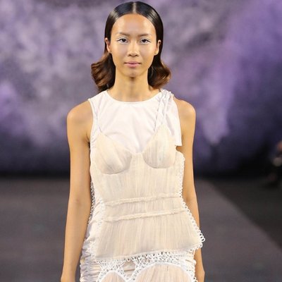 Suboi bất ngờ mở màn BST của NTK Nguyễn Hoàng Tú tại ELLE Fashion Journey 2018