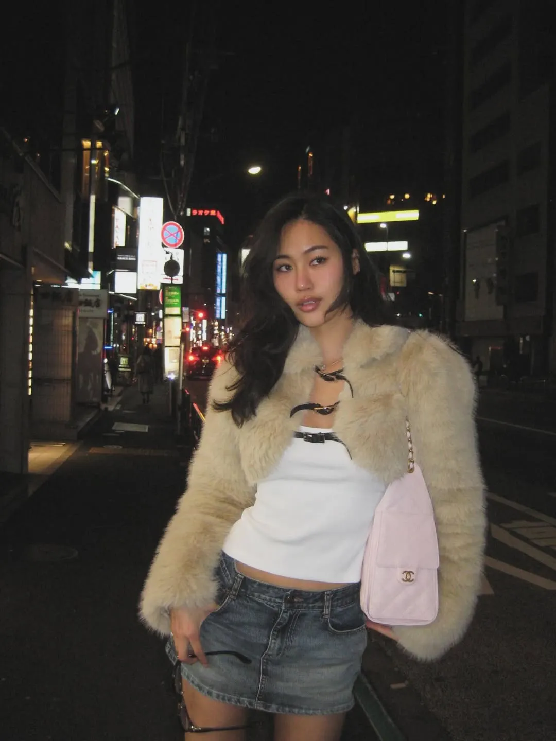 Jihoon dạo phố đêm Nhật Bản trong chiếc Grace Long sleeve Crop Jacket lông dài tay màu be của FANCÌ CLUB