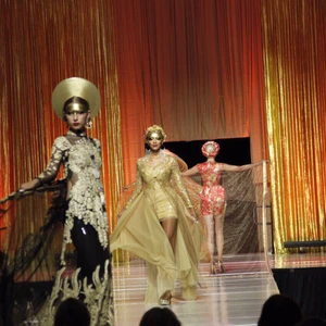 BST Vương Triều của Nhà thiết kế Võ Việt Chung trình diễn tại Mỹ