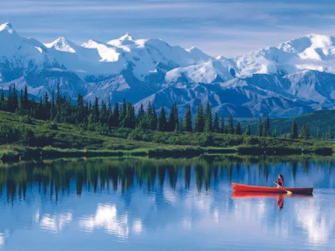 Thuyền Kayak là một trong các phương tiện phổ biến tại Alaska.