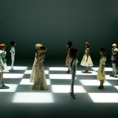 những sàn diễn thời trang ấn tượng của alexander mcqueen